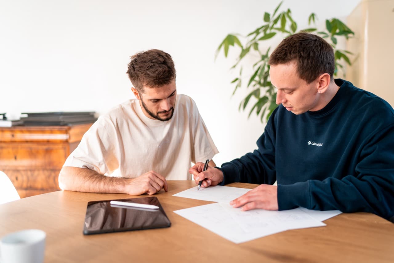 Das Team von allesdigital bei der Konzeptarbeit